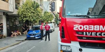 Bomberos contuvieron un incendio en barrio Alto Alberdi y salvaron a cinco perritos. (Ilustrativa)