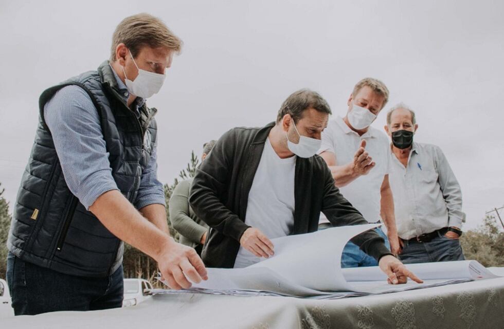 El gobernador supervisó el inicio de la obra de asfaltado de la ruta entre Azara y Tres Capones