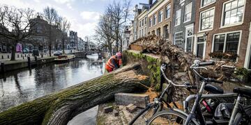 Ámsterdam tras la tormenta Eunice que arrasó Europa y dejó al menos 13 muertos.