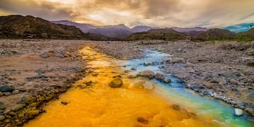 Conocé este imponente atractivo natural que deslumbra por sus colores y su extraña combinación.