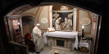 Sorprendió en la madrugada de Roma para rezarle a la Virgen de la Inmaculada Concepción.
