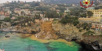 Italia: decenas de ataúdes aparecieron flotando en el mar por el derrumbe de un cementerio.
