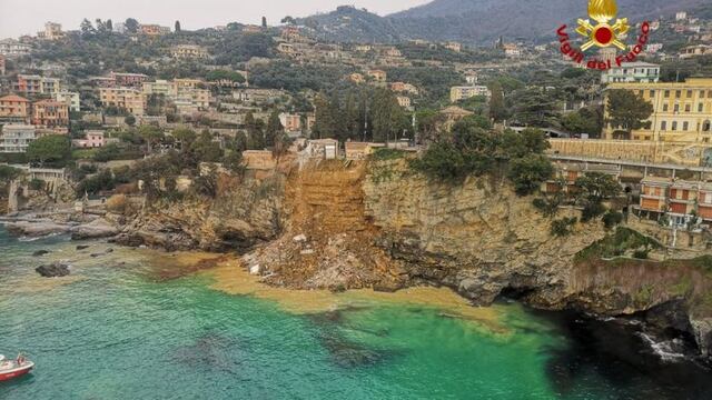Italia: decenas de ataúdes aparecieron flotando en el mar por el derrumbe de un cementerio.