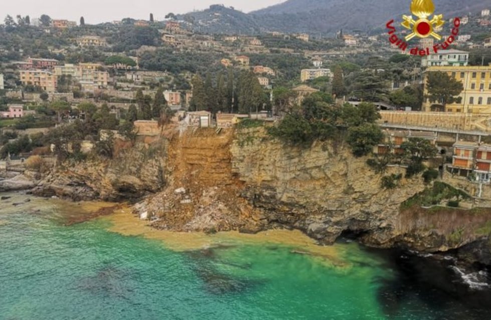 Italia: decenas de ataúdes aparecieron flotando en el mar por el derrumbe de un cementerio