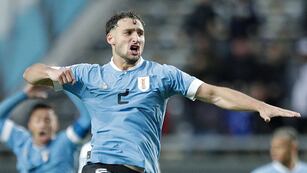 AMDEP2042. LA PLATA (ARGENTINA), 25/05/2023.- Juan Sebastián Boselli Uruguay celebra un gol Fabricio Díaz hoy, en un partido del grupo E de la Copa Mundial de Fútbol sub-20 entre Uruguay e Inglaterra en el estadio Diego Armando Maradona en La Plata (Argentina). EFE/ Demian Alday Estevez