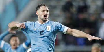AMDEP2042. LA PLATA (ARGENTINA), 25/05/2023.- Juan Sebastián Boselli Uruguay celebra un gol Fabricio Díaz hoy, en un partido del grupo E de la Copa Mundial de Fútbol sub-20 entre Uruguay e Inglaterra en el estadio Diego Armando Maradona en La Plata (Argentina). EFE/ Demian Alday Estevez
