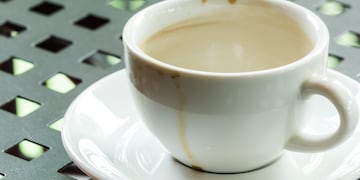 Cómo sacar las manchas de las tazas.