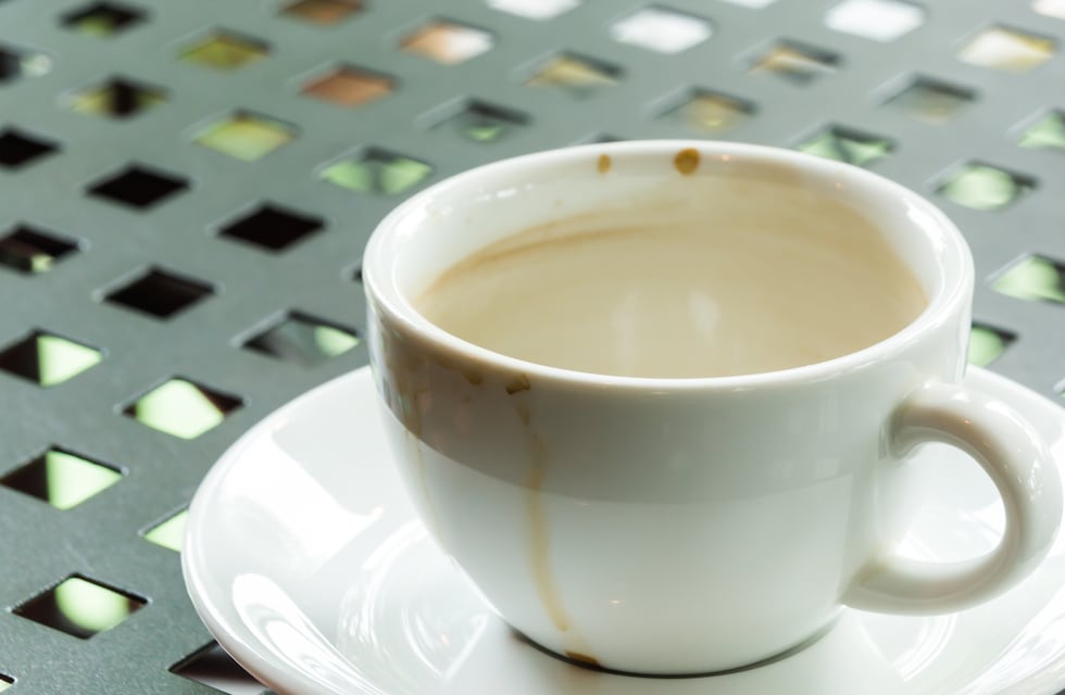 Chau manchas: este es el truco casero más fácil para blanquear las tazas percudidas y amarillentas