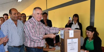 Gobernador Osvaldo Jaldo ejerciendo el sufragio