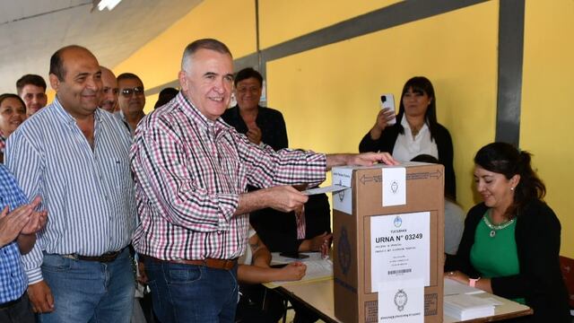 Gobernador Osvaldo Jaldo ejerciendo el sufragio