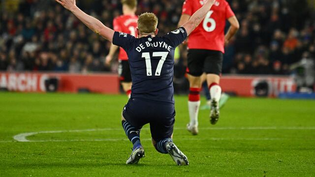 Manchester City no pudo vencer a Southampton pero sigue líder de la Premier League.