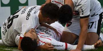 Juanchón García festeja su gol ante Banfield