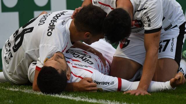 Juanchón García festeja su gol ante Banfield