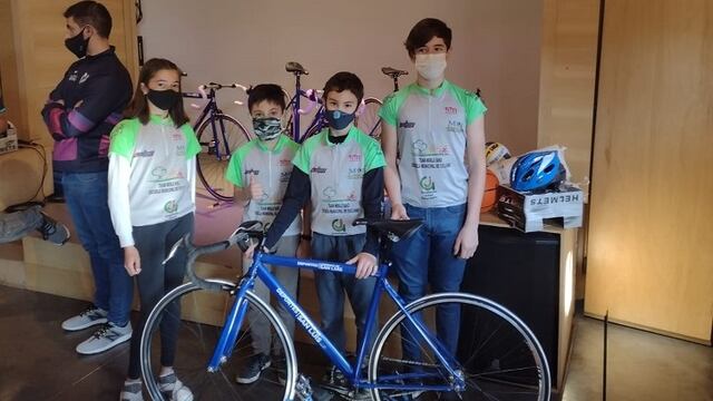 San Luis promueve el ciclismo de pista y ruta e hizo entrega de bicicletas preparadas para la práctica de este deporte.