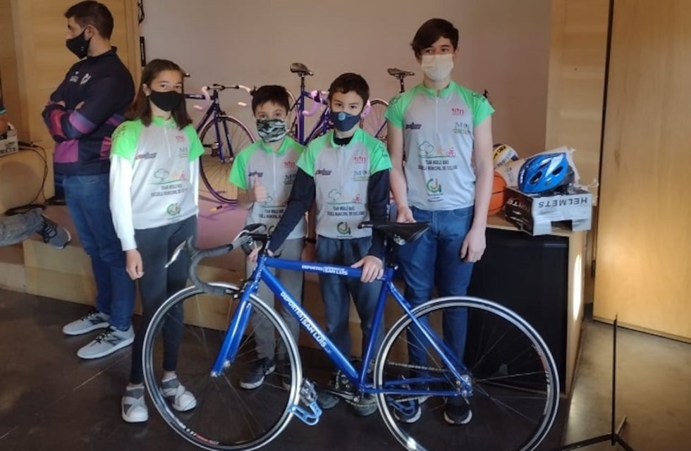 San Luis entregó bicicletas de pista a escuelas de ciclismo
