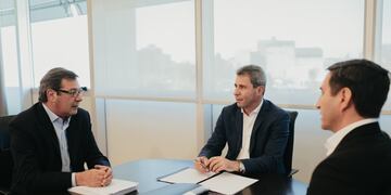 El gobernador Sergio Uñac con el candidato Rubén Uñac y el candidato a vice, Cristian Andino.