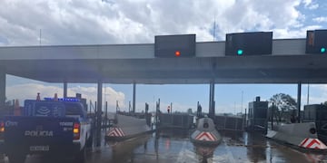 Tragedia en el peaje en Estación Juárez Celman. Un trabajador muerto y dos heridos, por la tormenta (Policía de Córdoba).