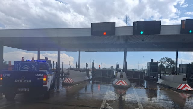 Tragedia en el peaje en Estación Juárez Celman. Un trabajador muerto y dos heridos, por la tormenta (Policía de Córdoba).