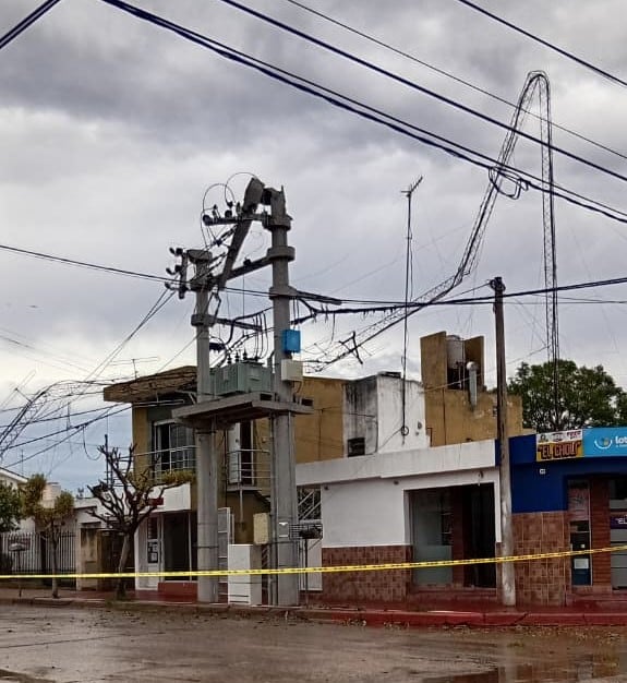Fuerte temporal de viento y granizo afectó viviendas y diferentes servicios en Arroyito