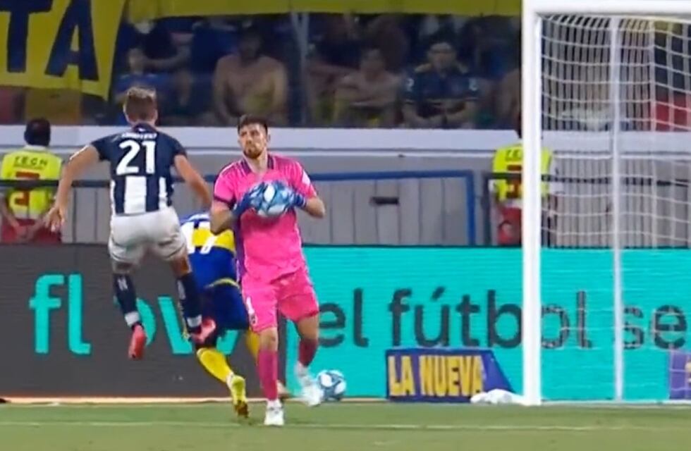 Video: la patada de Martino a Advíncula que ignoró Darío Herrera en la final de Copa Argentina