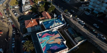 Su última obra se puede ver desde la costa en Cabo Corrientes y sus ilustraciones se viralizan en cada posteo por la causa.
