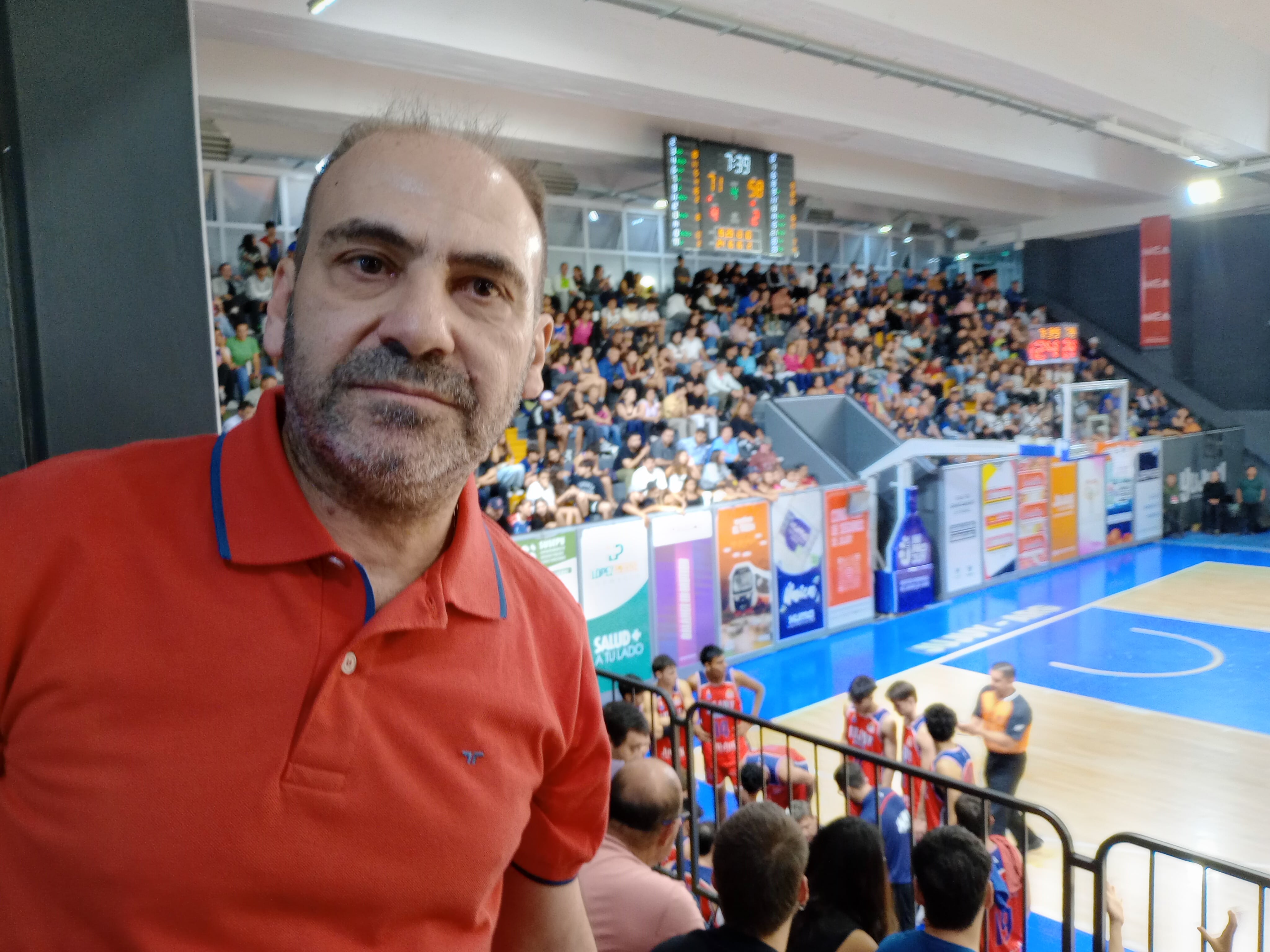 Con mucha energía y pasión, Gustavo Lamas, interventor de la Federación Jujeña de Básquet, alentó a los "Cóndores" desde el sector de palcos del espléndido estadio de la capital jujeña.