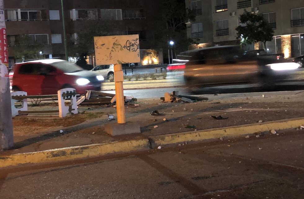 Un menor de edad conducía borracho, sin licencia y destrozó una plazoleta en el barrio Tres Cerritos