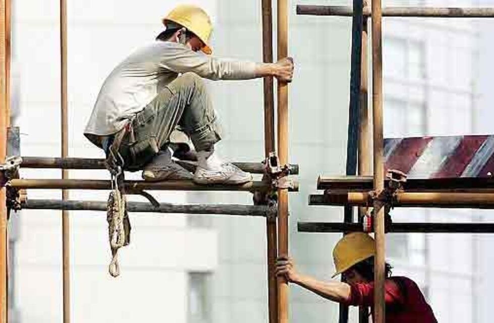 Un trabajador cayó de 4 metros de altura y debió ser internado