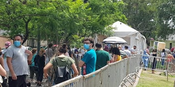 La demanda de testeos sigue en alza. Largas colas en la carpa sanitaria del Parque de Las Naciones de la ciudad de Córdoba. (Nicolás Bravo/ La Voz)