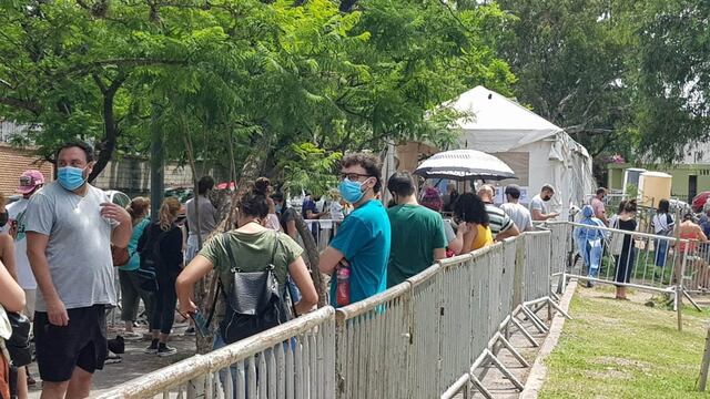La demanda de testeos sigue en alza. Largas colas en la carpa sanitaria del Parque de Las Naciones de la ciudad de Córdoba. (Nicolás Bravo/ La Voz)