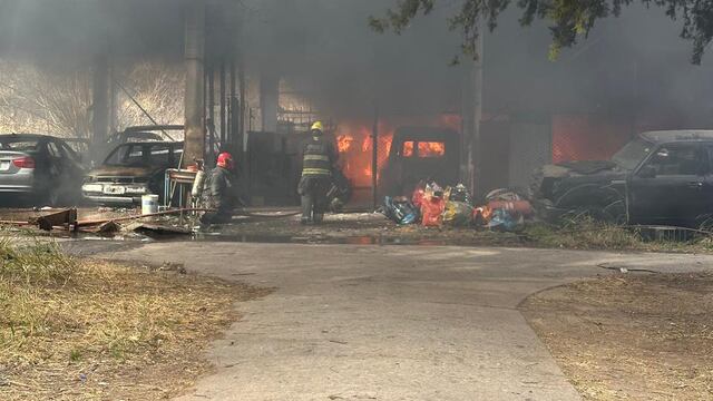 Combaten un incendio en un predio perteneciente a la Policía Federal. (Policía de Córdoba)