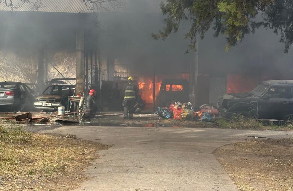 Bomberos de Córdoba combatieron en un depósito de autos de la Policía Federal