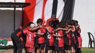 Newell's sancionó a seis jugadores infantiles por sacarse una foto con Malcorra.