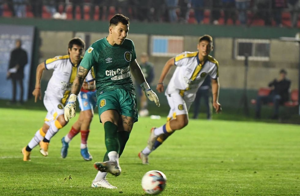 Gaspar Servio es goleador de Rosario Central y lleva cuatro partidos invicto