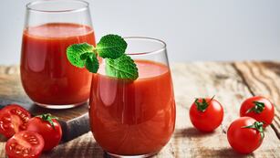 El jugo natural de tomate, ideal para combatir el calor y aportarle al cuerpo una óptima fuente de nutrientes.