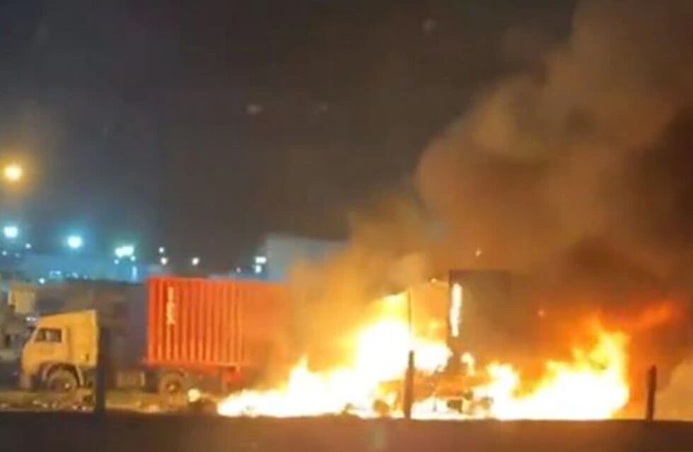 Panamericana: un camión explotó después de un choque y hay tres víctimas fatales