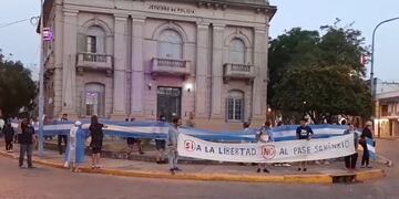 Marcha contra el pase sanitario, frente a la Jefatura de Rafaela