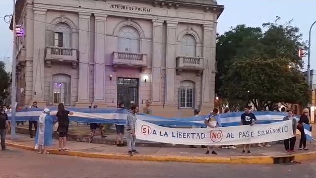 Marcha contra el pase sanitario, frente a la Jefatura de Rafaela