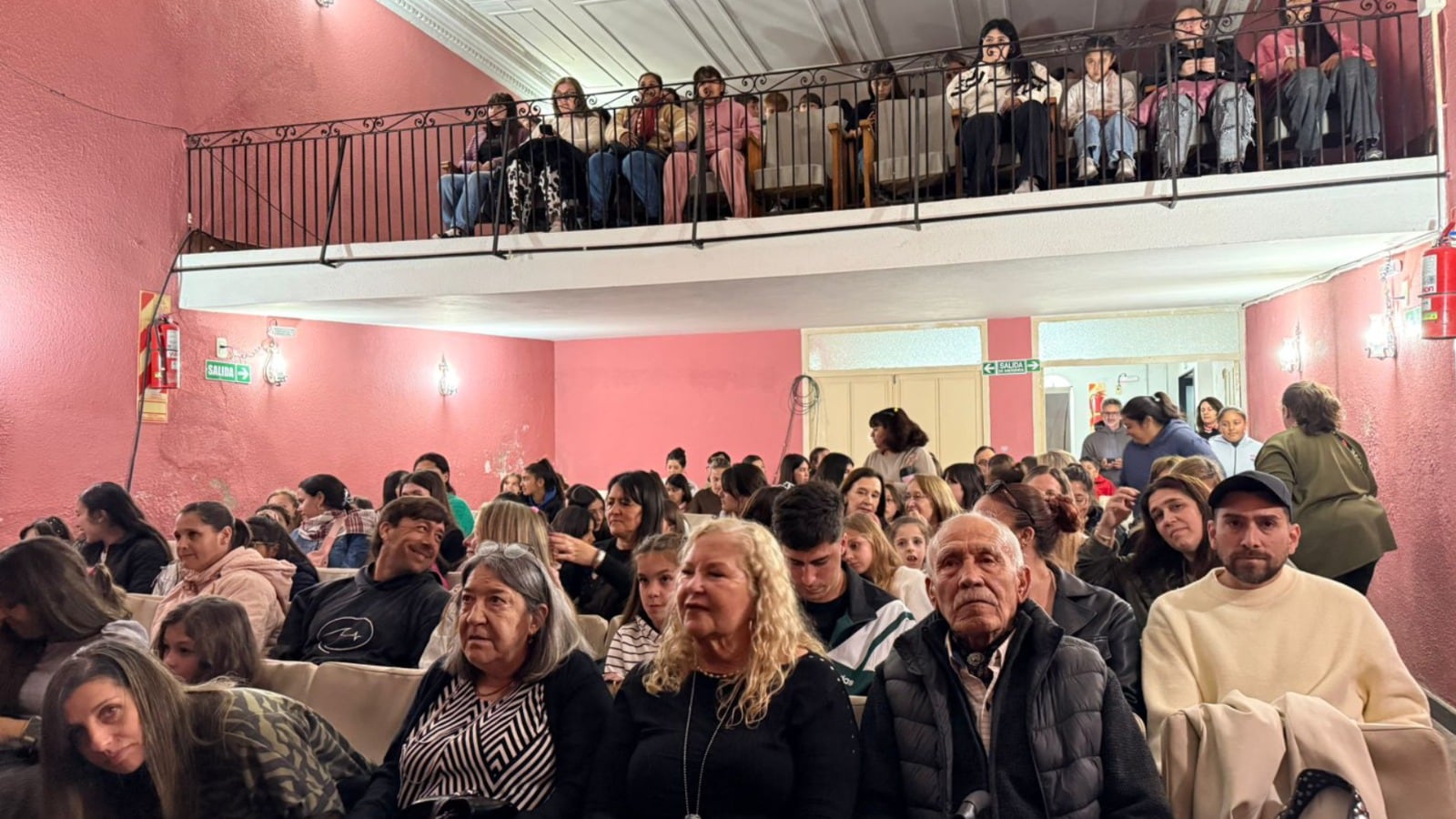 Emilia Mernes emocionó a Nogoyá, su pueblo natal, con un mensaje muy especial en la emisión de su documental.