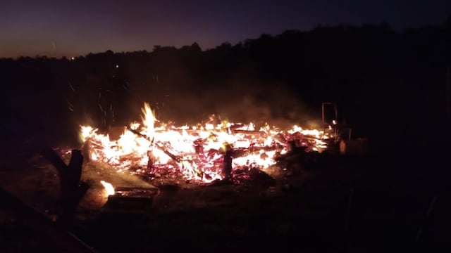 Oberá: una vivienda se incendió por completo.