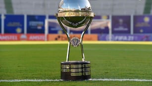 El trofeo. El que buscará Talleres en la edición 2021. (Prensa Conmebol)