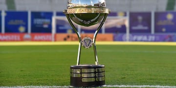 El trofeo. El que buscará Talleres en la edición 2021. (Prensa Conmebol)