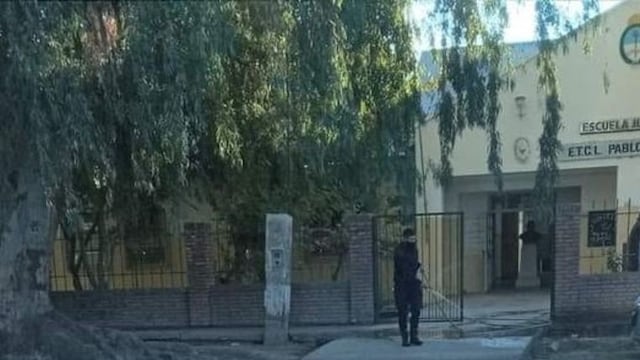 El uniformado fue captado por la cámara limpiando la vereda con una manguera.