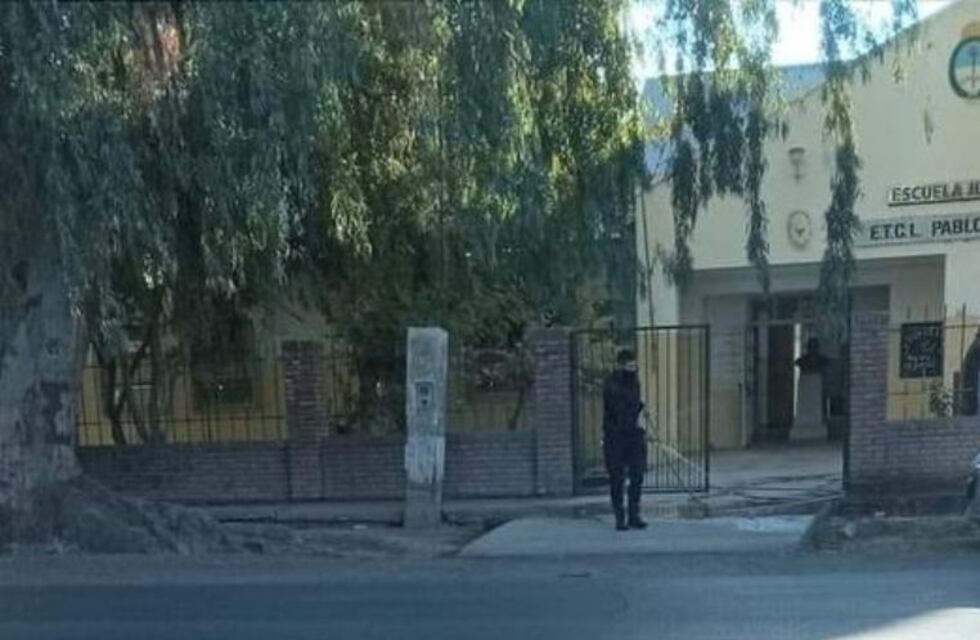 La imagen de un policía sanjuanino limpiando la vereda de una escuela que se hizo viral