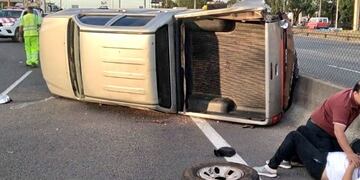 La camioneta que protagonizó el accidente en la autopista Riccheri, quedó completamente volcada. Twitter @impulso_ciudad