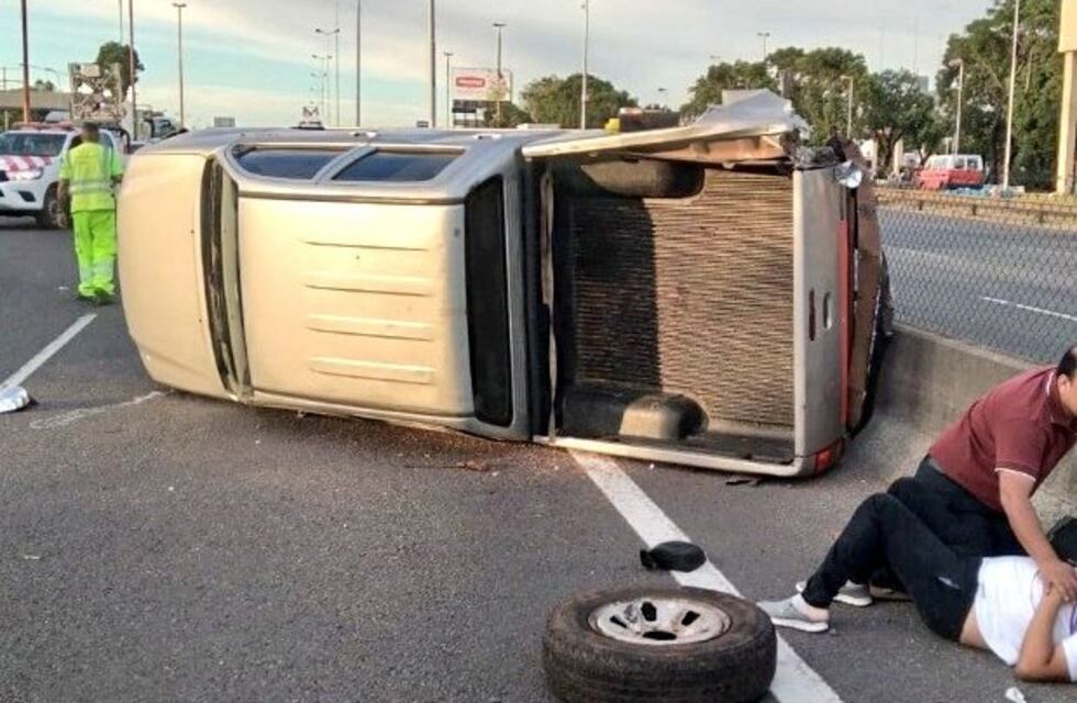 Choque y vuelco en la autopista Ricchieri