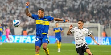 Sebastián Villa armó la jugada por la izquierda y cuando tiró el centro dio en el brazo de Bruno Méndez pero no hubo penal. (AP)