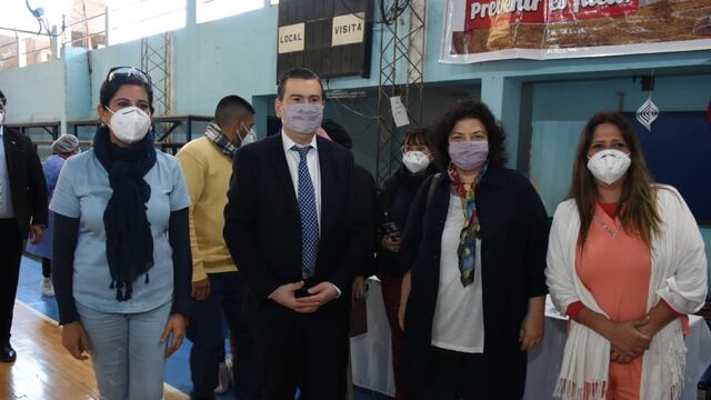 Zamora y Vizzotti en el nodo de vacunación de la capital.