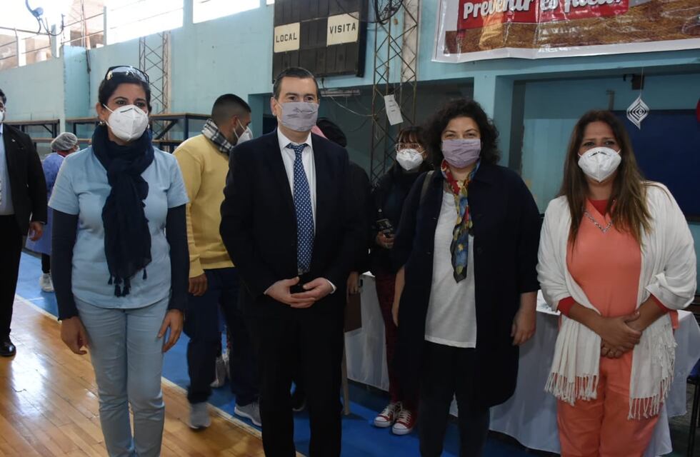 Zamora y Vizzotti visitaron el nodo de vacunación en el Club Nicolás Avellaneda