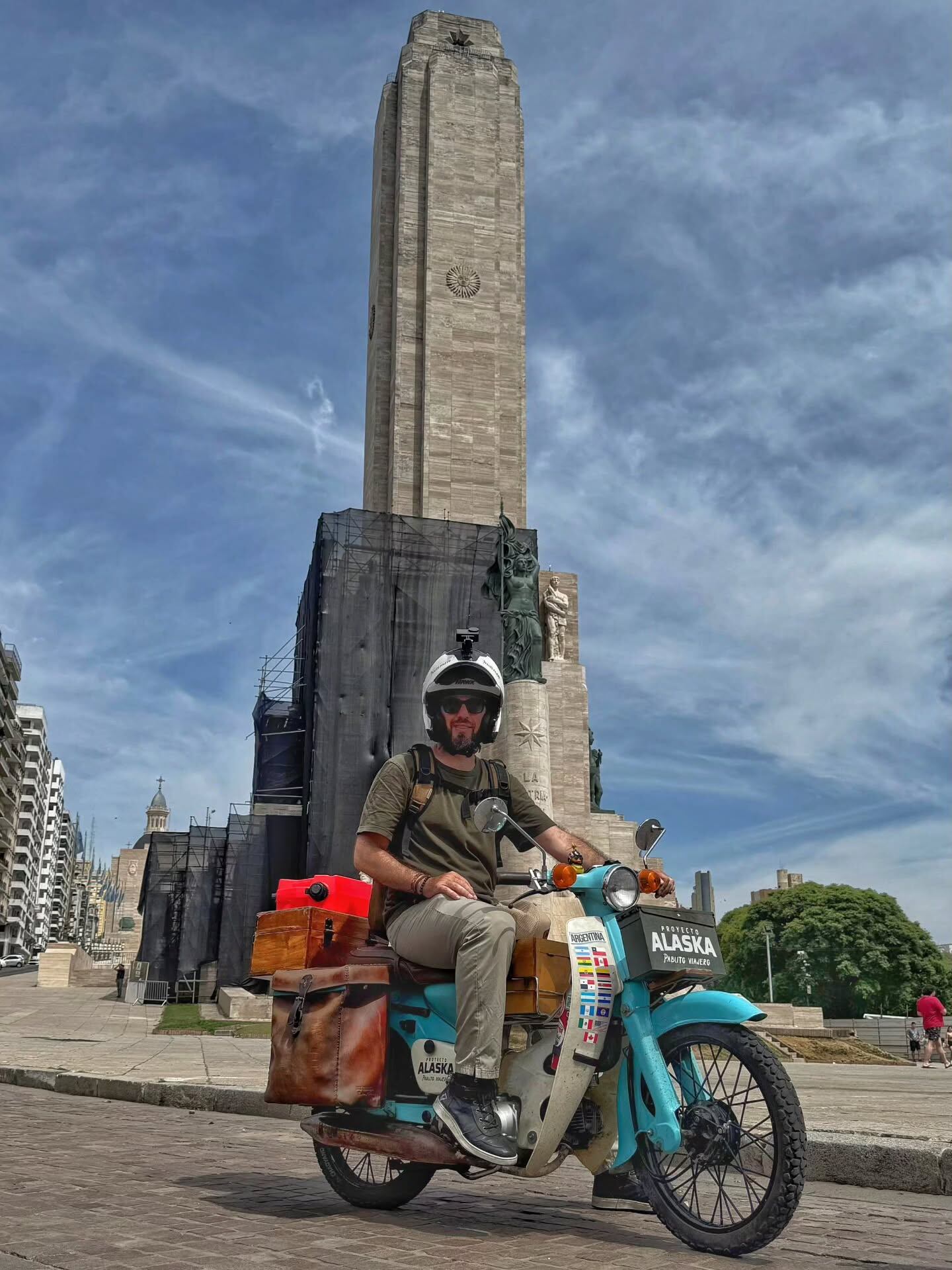 Pablito Viajero en el Monumento de la Bandera